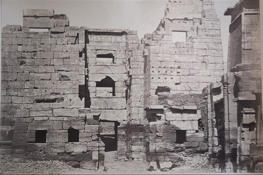 Fotografia del portale di ingresso del tempio di Medinet Habu, il migdol, il portale-torre fortificato di ispirazione vicino-orientale. La firma dell’autore si trova, tagliata, in basso a sinistra.  