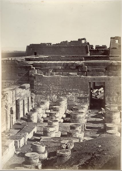 Veduta della sala colonnata del tempio di Medinet Habu, costruito dal faraone Ramesse III sulla riva ovest del Nilo, a Tebe. In basso a sinistra si trova la firma dell’autore. 