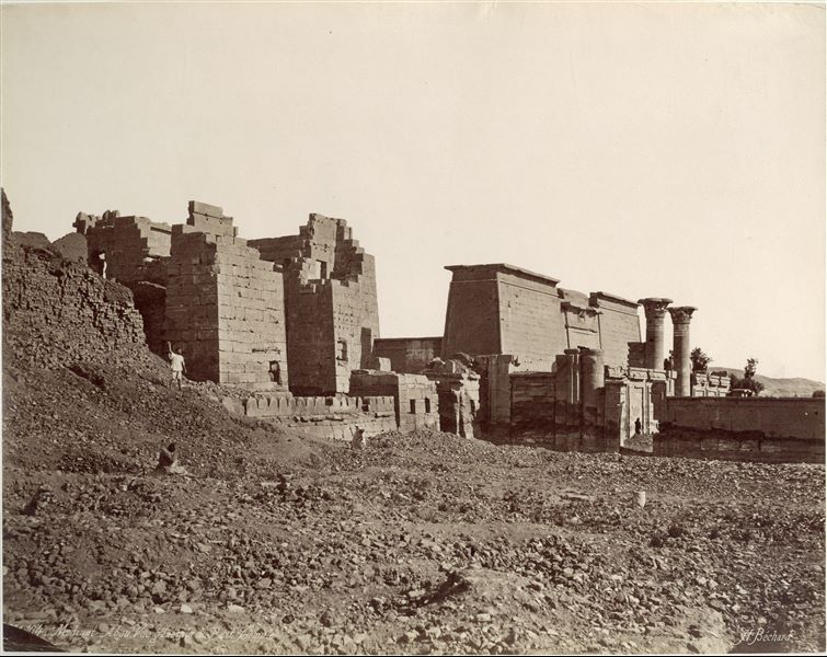 Veduta generale del tempio minore di Medinet Habu, eretto precedentemente nella XVIII dinastia e poi inglobato nel complesso sviluppatosi dal tempio maggiore. In basso a destra si trova la firma dell’autore.