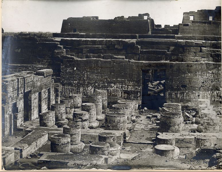 Veduta della sala colonnata del tempio di Medinet Habu, costruito dal faraone Ramesse III sulla riva ovest del Nilo, a Tebe. In basso a sinistra si trova la firma dell’autore. 