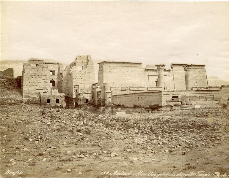 Panoramica delle strutture antistanti il tempio funerario di Ramesse III a Medinet Habu a Tebe Ovest, ovvero l'accesso monumentale con il migdol (sinistra) e la facciata tolemaica del Tempio minore, costruito nella XVIII dinastia (destra). In basso a sinistra la firma dell’autore.  