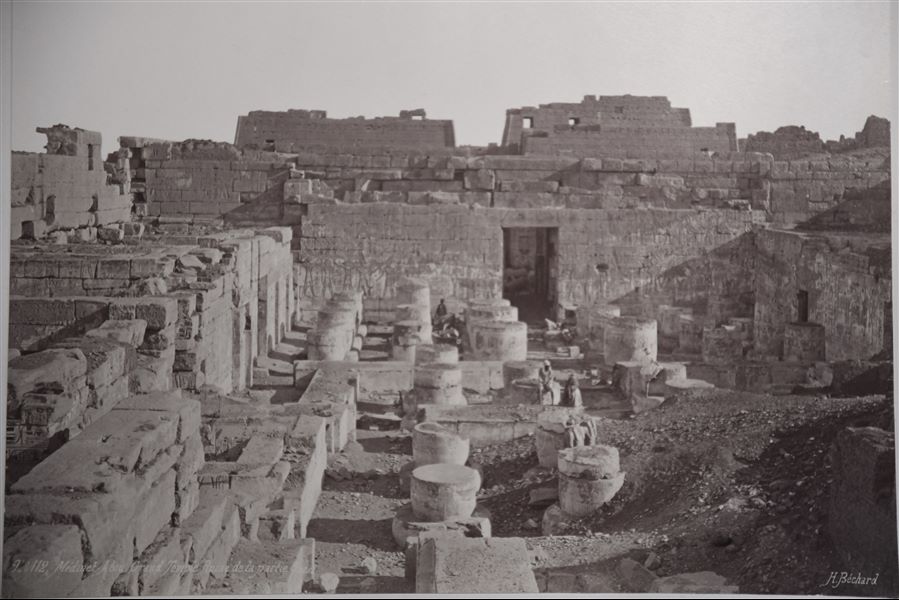 Veduta della sala colonnata del tempio di Medinet Habu, fotografia in direzione dell’ingresso. La firma dell’autore si trova in basso a destra.  