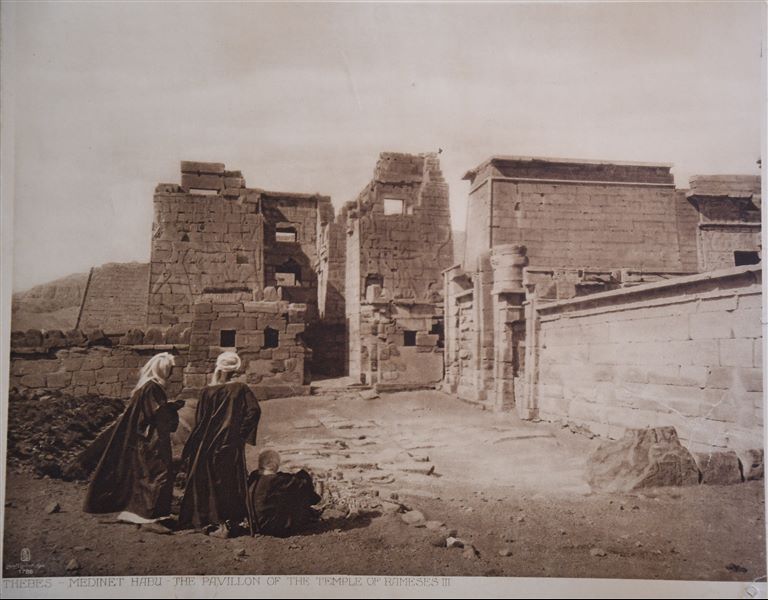 Veduta del portale di ingresso del tempio di Medinet Habu, il migdol, il portale-torre fortificato di ispirazione vicino-orientale. A destra, il tempio minore della XVIII dinastia, successivamente inglobato nel perimetro del tempio.  
