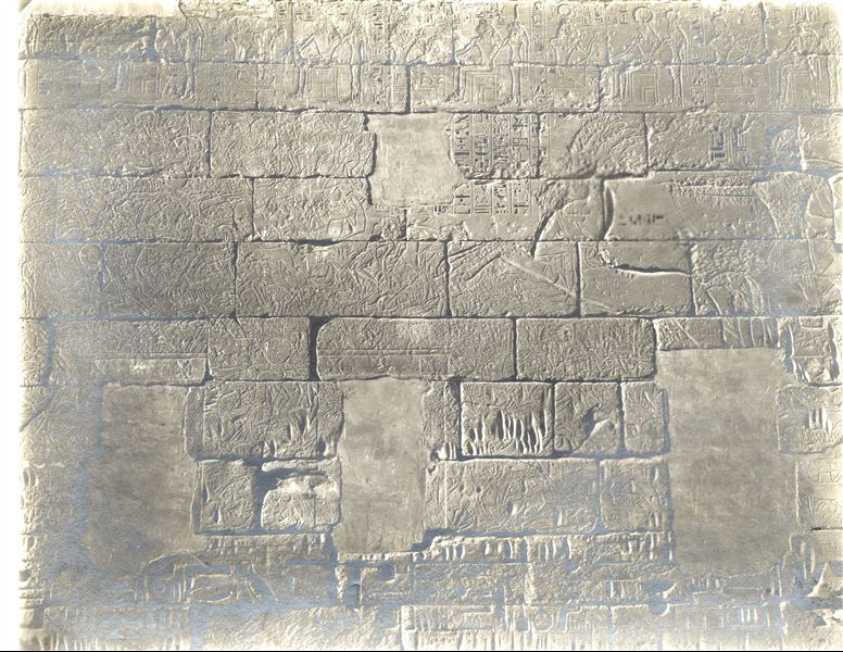 Scena di battaglia tra Ramesse III e i Popoli del Mare sulla facciata esterna del muro nord del tempio di Ramesse III.