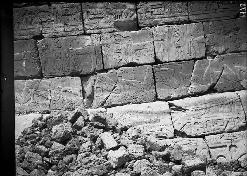 Torre sud del portale d’ingresso fortificato (“migdol”), lato est, registro inferiore, del tempio di Ramesse III. Prigionieri delle terre meridionali in ginocchio.