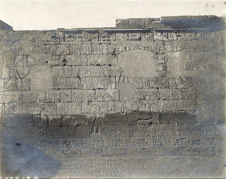 Scena di battaglia tra Ramesse III e i Popoli del Mare sulla facciata esterna del muro nord del tempio di Ramesse III.