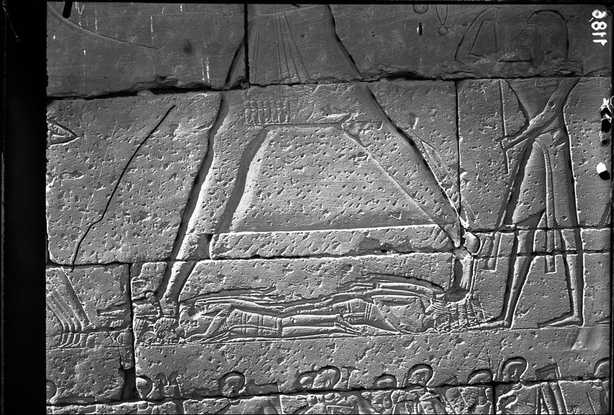Facciata esterna del muro nord del tempio di Ramesse III. Particolare della scena della battaglia navale tra Ramesse III e i Popoli del mare.