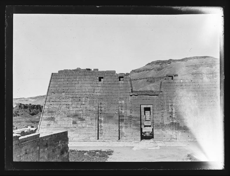 Pilone di accesso al tempio di Ramesse III a Medinet Habu. Dall'apertura si riconoscono il II pilone e gli ambienti più interni. 
