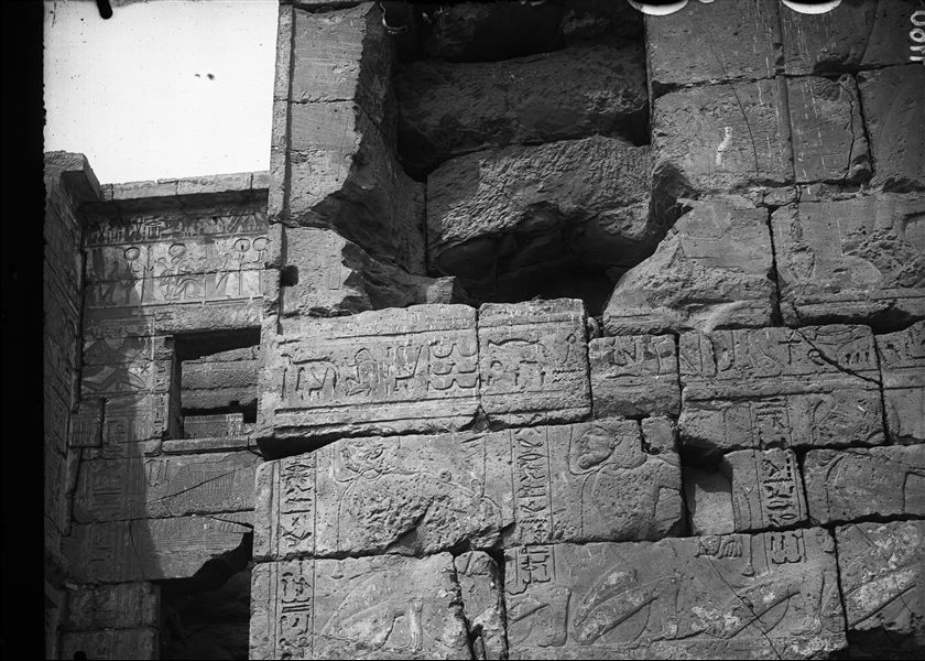 Veduta della torre fortificata (“migdol”), che rappresenta l’accesso principale all’area di Medinet Habu.