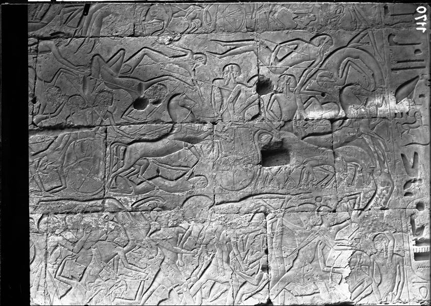 Prima corte, lato est, del tempio Ramesse III. Ramesse III e il suo esercito rincorrono i Libici in rotta.