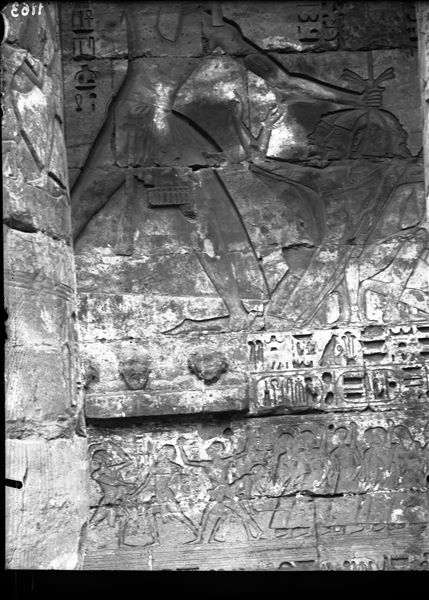 Veduta della parete sud della prima corte, del tempio di Ramesse III, facciata della finestra delle apparizioni. Ramesse III. Il re è rappresentato mentre giustizia alcuni prigionieri. 