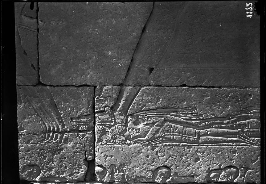 Facciata esterna del muro nord del tempio di Ramesse III. Particolare della scena della battaglia navale tra Ramesse III e i Popoli del mare.