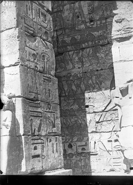 Veduta della parete nord della prima corte, del tempio di Ramesse III, tra il quinto e il sesto pilastro. Ramesse III torna vittorioso da una campagna a Amor.