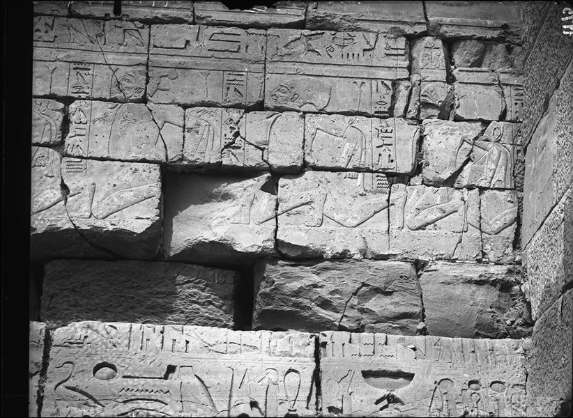 Torre nord del portale d’ingresso fortificato (“migdol”), lato est, registro inferiore, del tempio di Ramesse III. Prigionieri delle terre settentrionali in ginocchio.