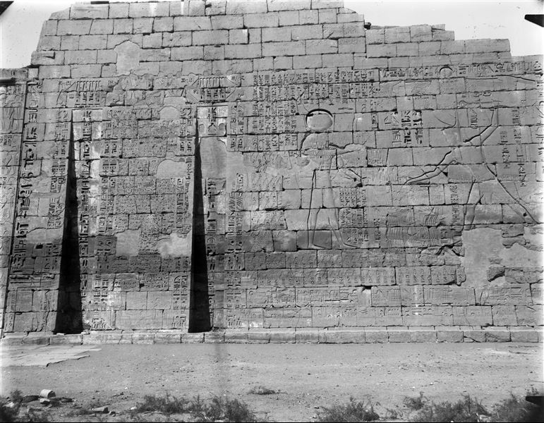 Veduta della facciata esterna, lato nord, del I pilone del tempio di Ramesse III.