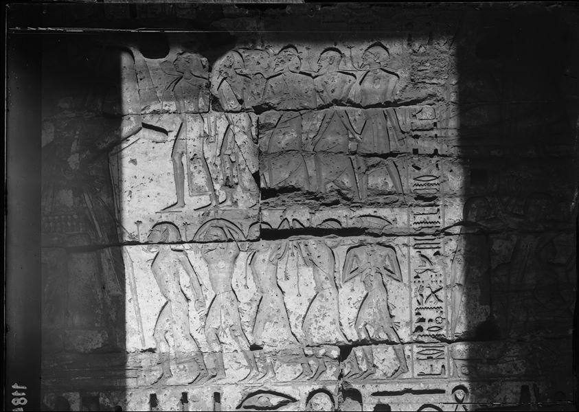 Veduta della parete nord della prima corte, del tempio di Ramesse III. Rameese III presenta prigionieri catturati nelle campagne libiche e orientali alla Triade tebana.