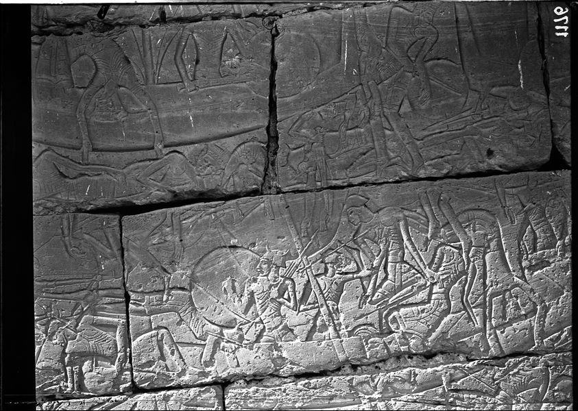 Facciata esterna del muro nord del tempio di Ramesse III. Particolare della scena della battaglia navale tra Ramesse III e i Popoli del mare.