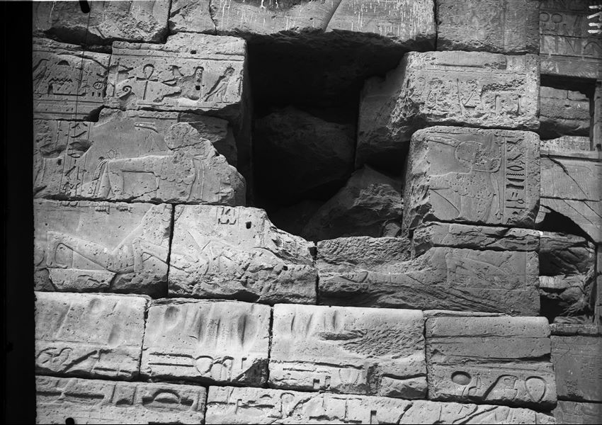 Torre sud del portale d’ingresso fortificato (“migdol”), lato est, registro inferiore, del tempio di Ramesse III. Prigionieri delle terre meridionali in ginocchio. 