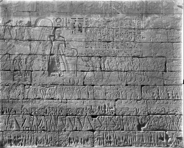 Facciata esterna del muro nord del tempio di Ramesse III. Celebrazione della vittoria in seguito alla battaglia navale contro i Popoli del mare.