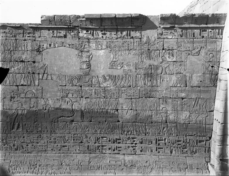 Facciata esterna del muro nord del tempio di Ramesse III, tra il I e il II pilone. 