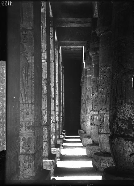 Colonnato, lato sud, della seconda corte, del tempio di Ramesse III. 