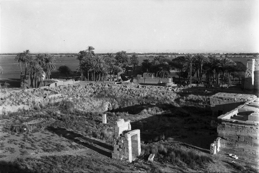 Veduta in direzione del nilometro, fotografia dalla sommità del I pilone del tempio di Ramesse III. A destra, il cosiddetto “Tempio minore”, della XVIII dinastia.