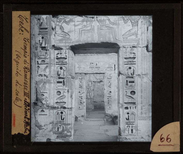 Decorazioni e scritte sulle pareti delle sale interne del tempio di Medinet Habu costruito dal faraone Ramesse III a Tebe, sul lato ovest del fiume Nilo. 