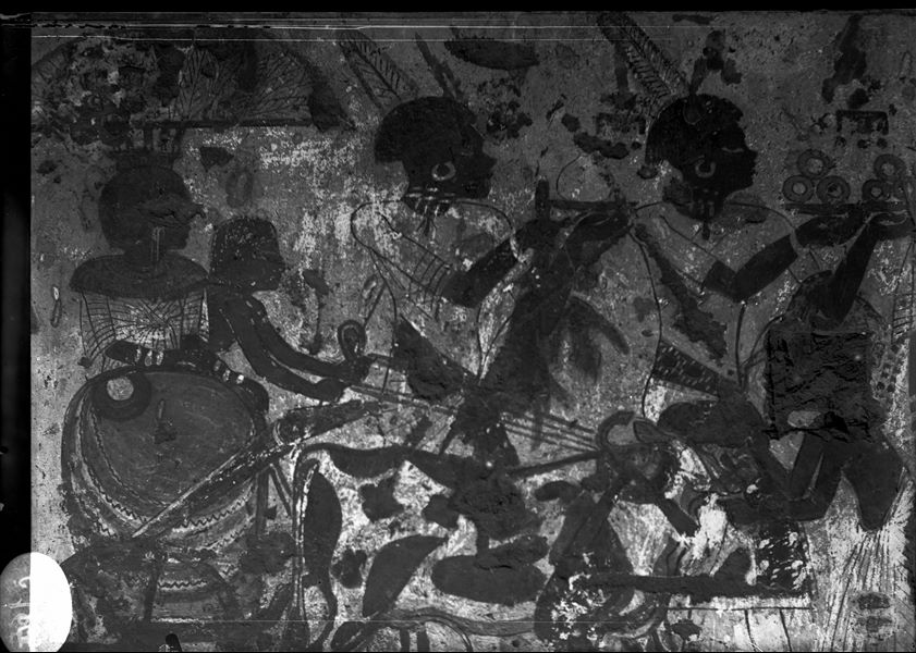 Parete decorata di TT 40, la tomba di Amenhotep detto Huy. Sono rappresentati alcuni personaggi, tra cui due nubiani, nell’atto di portare tributi ad Amenhotep, viceré di Kush. 