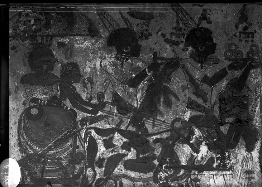 Parete decorata della tomba di Amenhotep detto Huy (TT40). Sono rappresentati alcuni personaggi, tra cui due nubiani, nell’atto di portare tributi ad Amenhotep, viceré di Kush. 