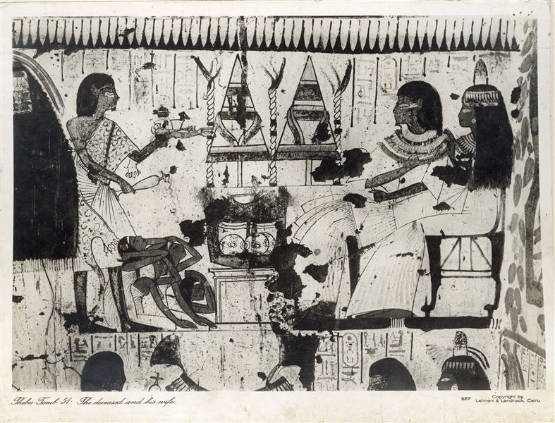 Pittura parietale dalla tomba TT51 (ala nord, parete Ovest della camera trasversale), appartenuta a Userhat, detto anche Neferhebef. La pittura rappresenta il defunto in compagnia della moglie, Hatshepsut o Shepsut, mentre riceve alcune offerte. Alla sinistra, un sacerdote-sem, con pelle di leopardo, sta purificando le offerte. L’azienda Lehnert and Landrock Egypt è stata fondata negli anni ‘20, pertanto la fotografia è successiva. Fotografia probabilmente scattata da Rudolph Lehnert.
