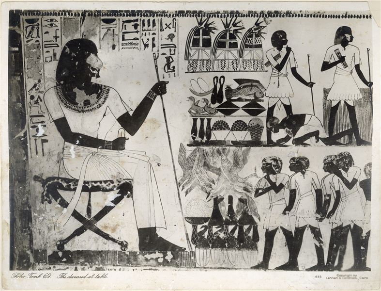 Pittura parietale dalla tomba TT69 (ala sud, parete Est della camera trasversale), appartenuta al defunto Menna, nella necropoli tebana, più precisamente a Sheikh Abd el-Qurna. Da notare che il volto del defunto, e la parte iniziale del suo nome, è stato cancellato. L’azienda Lehnert and Landrock Egypt è stata fondata negli anni ‘20, pertanto la fotografia è successiva. Fotografia probabilmente scattata da Rudolph Lehnert.