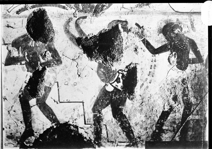 Parete ovest, lato nord della camera trasversale della tomba di Horemheb (TT78). È rappresentato un dettaglio della parete, nel V registro dall’alto, una scena di danzatori nubiani. 