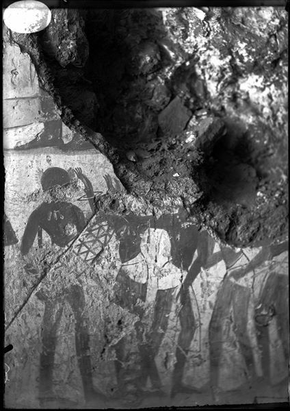 Parete ovest, lato nord della camera trasversale della tomba di Horemheb (TT78). È rappresentato un dettaglio della parete, nel V registro dall’alto, una scena di danzatori nubiani. 