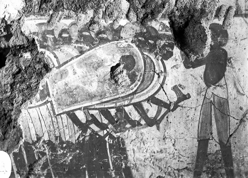 Parete ovest, lato nord della camera trasversale della tomba di Horemheb (TT78). È rappresentato un dettaglio della parete, nel V registro dall’alto, una scena di soldati, la guardia del faraone. 