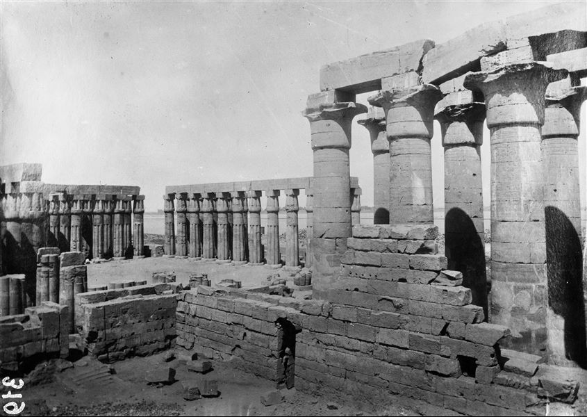 Veduta del tempio di Luxor, si vede a destra il grande colonnato, mentre a sinistra la corte con colonne papiriformi chiuse eretta da Amenhotep III. Sullo sfondo, è visibile il Nilo.