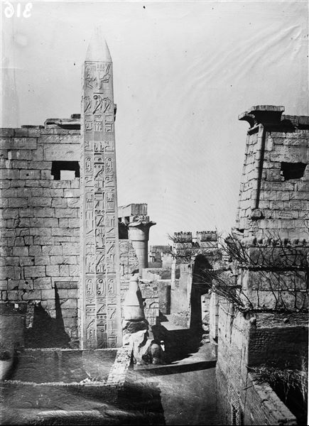Veduta dell’obelisco di Ramesse II e del pilone del tempio di Luxor.