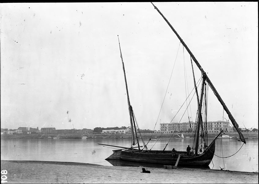 Veduta del tempio di Luxor dalla sponda ovest del Nilo. In primo piano, una feluca.
