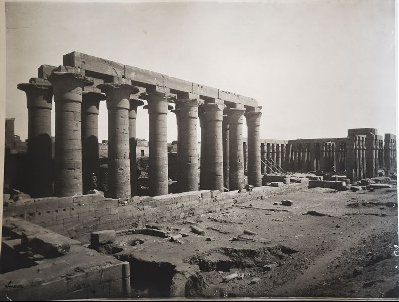 Panoramica del tempio di Amon a Luxor, con il colonnato laterale del cortile costruito da Amenhotep III in primo piano. Da notare tre colonne puntellate in attesa di essere consolidate per evitare la caduta.  