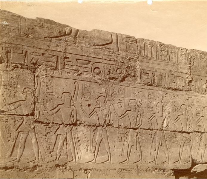 Il dettaglio fotografato mostra una scena di processione dei diciassette figli di Ramesse II (qui se ne vedono solo alcuni) nel grande cortile del tempio di Amon a Luxor (angolo sud-ovest) costruito dallo stesso faraone.  