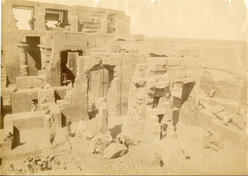 La fotografia rappresenta l'angolo nord-occidentale del grande cortile di Ramesse II nel tempio di Amon a Luxor, con le statue colossali del faraone. La firma dell'autore, sbiadita e a specchio, si trova in basso al centro.  