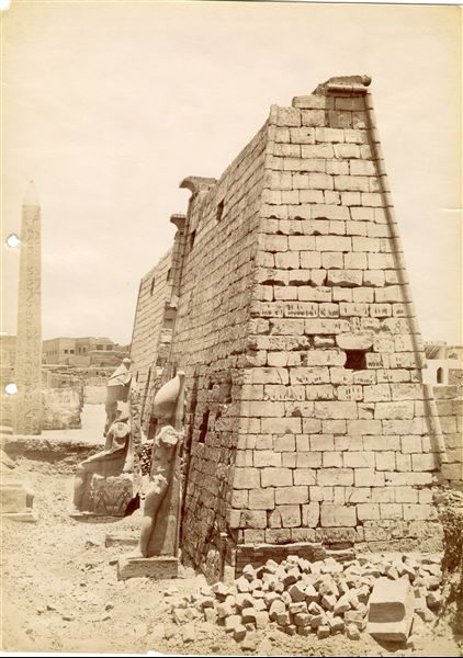 Veduta da ovest del pilone d'accesso nel tempio di Amon a Luxor costruito da Ramesse II, nella quale si notano anche l'obelisco superstite e le statue colossali dello stesso
faraone.