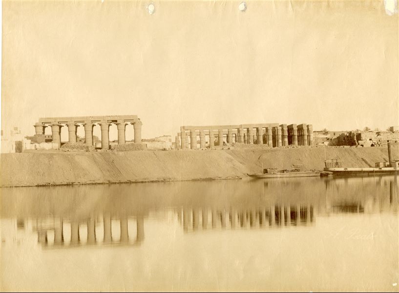 Veduta dal Nilo (da ovest) del colonnato processionale e del cortile del faraone Amenhotep III nel tempio di Amon a Luxor. La firma dell’autore, schiarita e quasi illeggibile, si trova nella metà inferiore del documento, a destra.  