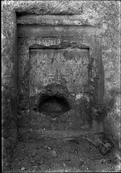 Stele votiva di Ramesse III, nella cosiddetta cappella B, all’esterno del tempietto rupestre in onore della dea Meretseger e del dio Ptah. Scavi Schiaparelli.