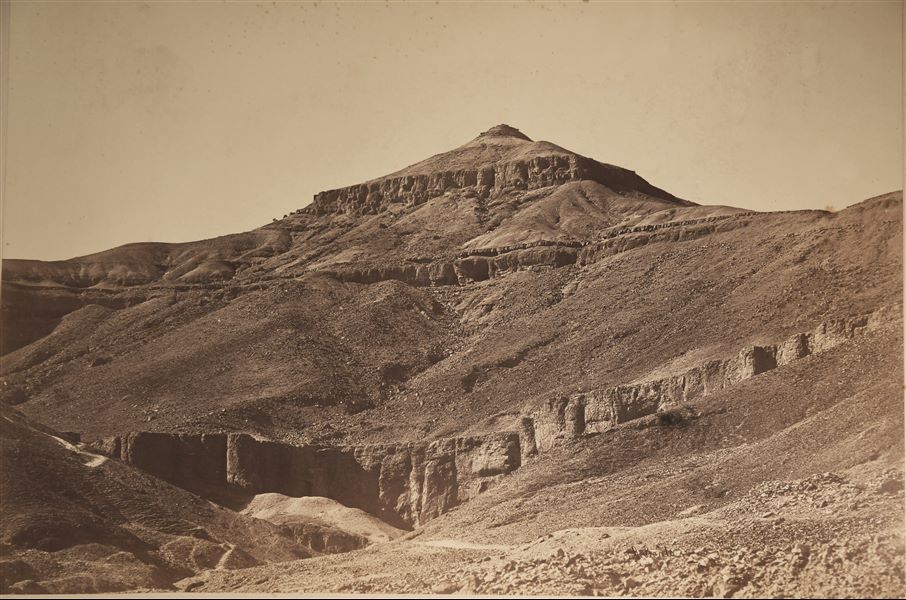 La montagna tebana in corrispondenza della Valle dei Re, luogo di sepoltura dei Sovrani egizi tra la XVIII e la XX dinastia.