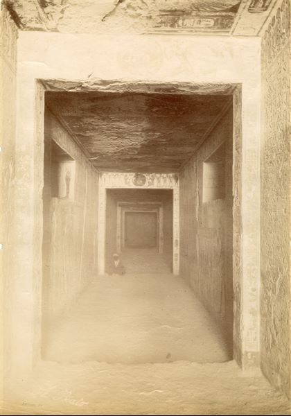 Veduta interna (corridoio) della tomba KV6, costruita dal faraone Ramesse IX. In basso a sinistra la firma dell’autore (e l’attribuzione erronea della tomba). 
