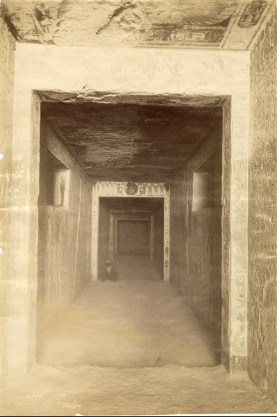 Veduta interna (corridoio) della tomba KV6, costruita dal faraone Ramesse IX. In basso a sinistra la firma dell’autore.
