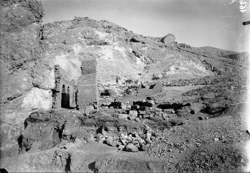 I resti, in mattoni crudi, del convento copto di Deir Rumi, fotografati dall’accampamento della Missione Archeologica Italiana. Scavi Schiaparelli.