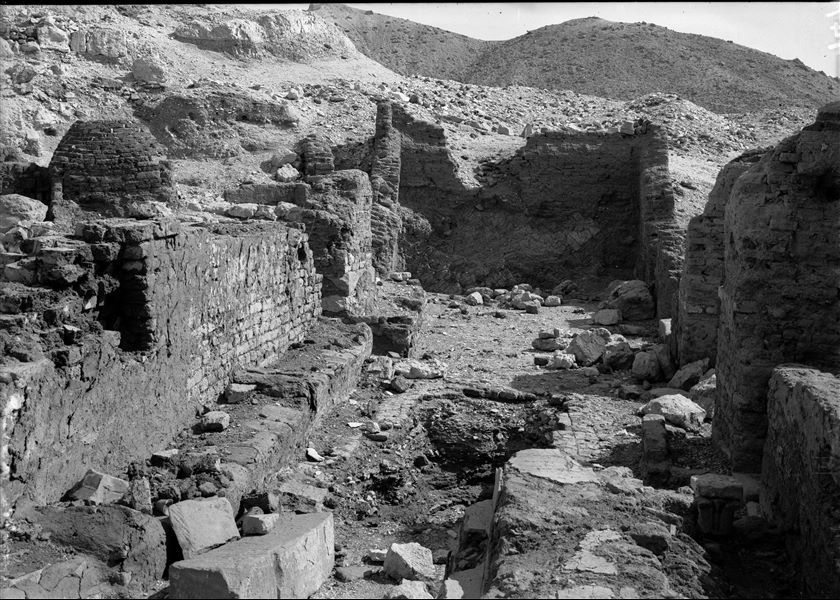 I resti, in mattoni crudi, del convento copto di Deir Rumi. Scavi Schiaparelli. 