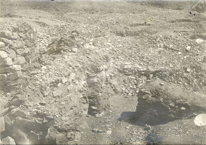 Excavations in the plain of the Valley of the Queens, where the remains of a structure emerge, presumably the same (but from the opposite angle) depicted in C00789, described as “the houses of the keepers of the Necropolis”. Schiaparelli excavations. 