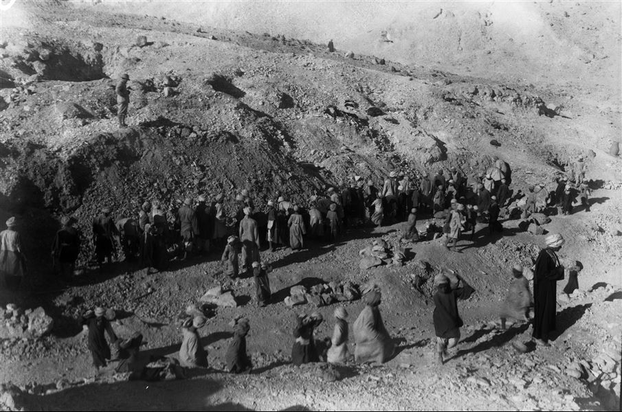 Momento di scavo nella Valle delle Regine. In alto, è visibile il direttore del Museo, Giulio Farina. Scavi Farina. 
